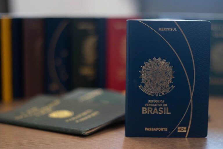 Novo passaporte brasileiro começa a ser emitido pela PF