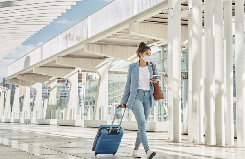 Uso de máscaras volta a ser exigido nos aviões e aeroportos do Brasil