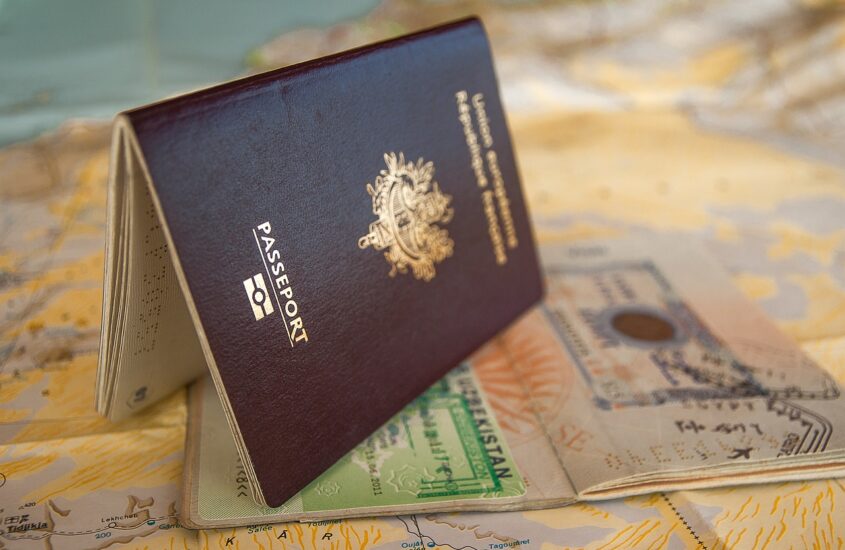 Confira os passaportes mais poderosos do mundo; Brasil avança três posições em 2024