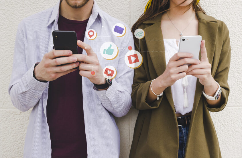 Viajantes preferem buscar informações sobre seus próximos destinos nas redes sociais, diz pesquisa