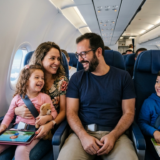 Viajar de avião com menores de 16 anos ficou mais fácil; entenda a nova regra da Anac